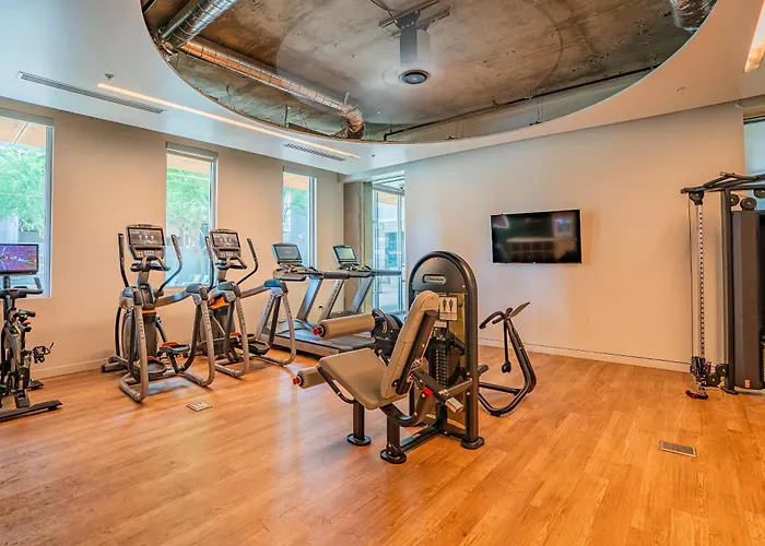 Relaxing 2bd - Downtown - Gym, Pool, Parking *