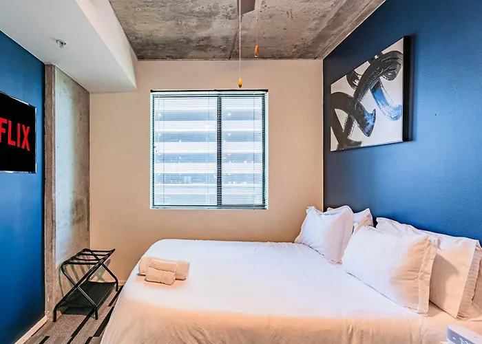Relaxing 2bd - Downtown - Gym, Pool, Parking * Phoenix