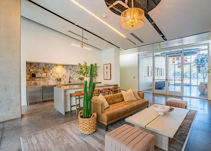 Relaxing 2bd - Downtown - Gym, Pool, Parking