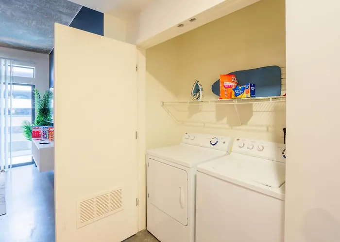 Relaxing 2bd - Downtown - Gym, Pool, Parking