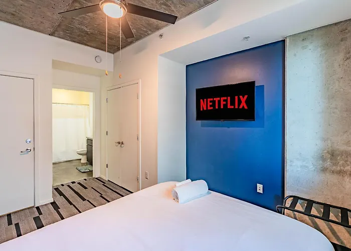 Relaxing 2bd - Downtown - Gym, Pool, Parking Apartamento