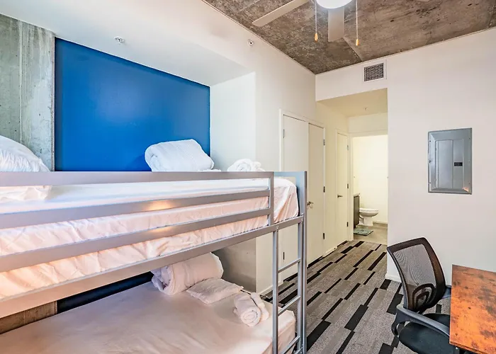 Relaxing 2bd - Downtown - Gym, Pool, Parking *