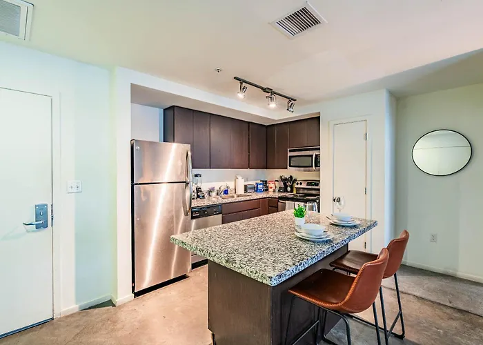 Relaxing 2bd - Downtown - Gym, Pool, Parking * Phoenix