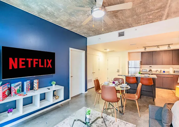 Relaxing 2bd - Downtown - Gym, Pool, Parking *